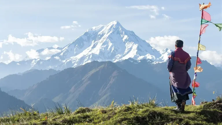 De Gangkhar Puensum, een bekende ongerepte bergtop, blijft onaangeroerd vanwege breed onderschatte overtuigingen.